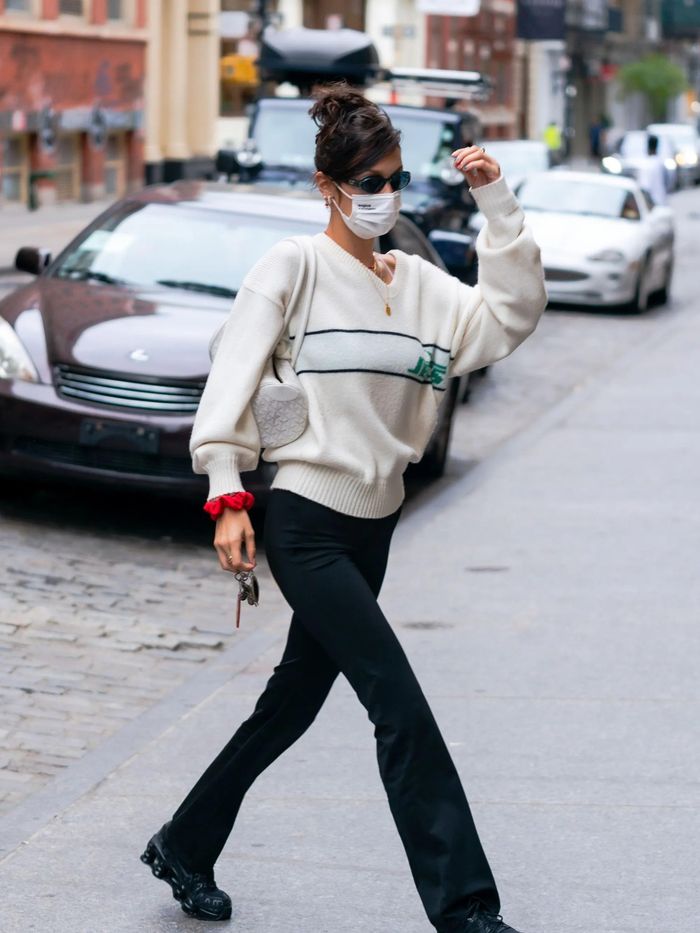 Mẫu quần legging bó sát đang "nhường chỗ" cho quần bó ống loe. Quần bó ống loe vẫn giữ chất liệu co giãn và phần thân trên bó sát giống quần legging. Tuy nhiên, chi tiết ống loe giúp thiết kế nhìn hoài cổ, sành điệu. Mẫu quần thường xuyên xuất hiện cùng Bella Hadid. Nữ người mẫu theo đuổi hình tượng cổ điển. Ảnh: Getty, Vogue.