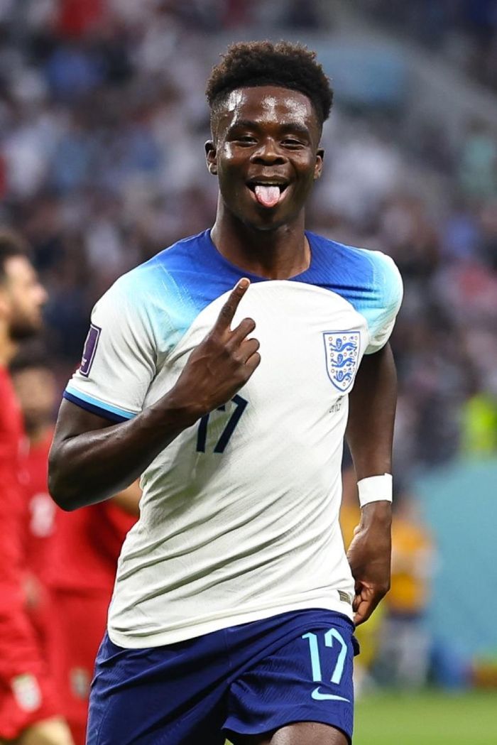 Harry Kane chúc mừng ngôi sao trẻ Bukayo Saka ghi bàn thắng.