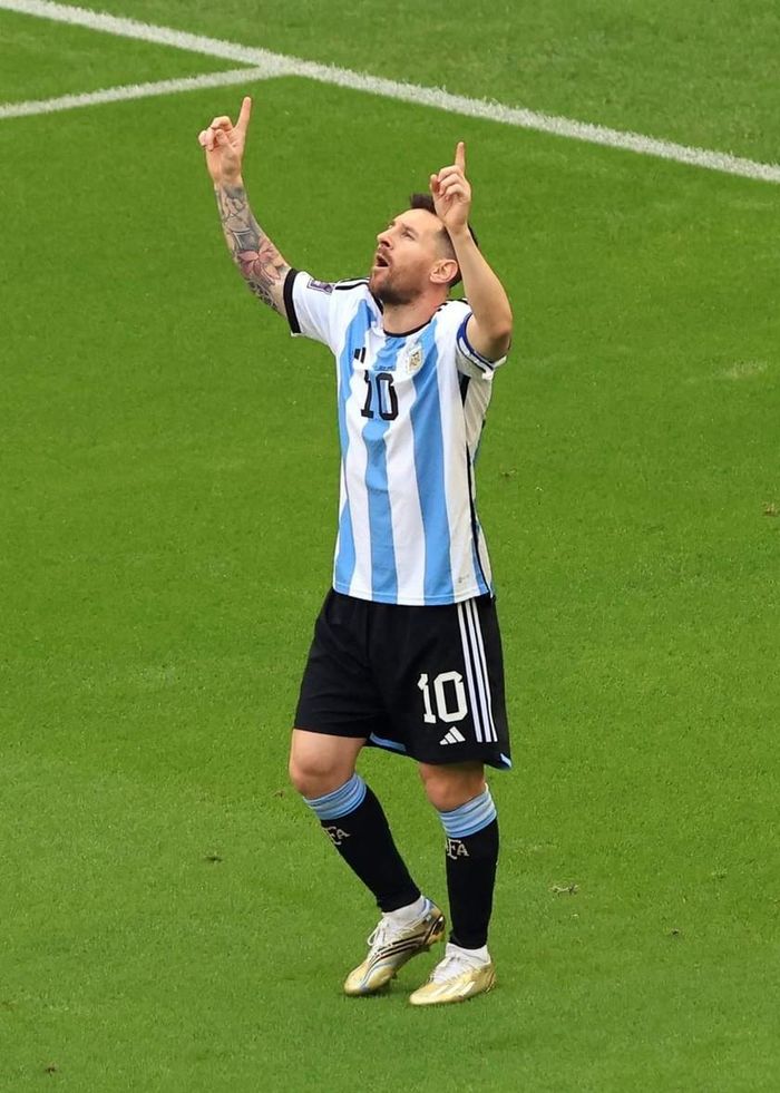Trên chấm 11 mét, Messi đá sang bên trái và đánh lừa hoàn toàn thủ thành của Saudi Arabia. Pha lập công thứ 7 của Messi tại các VCK World Cup và Argentina dẫn 1-0.