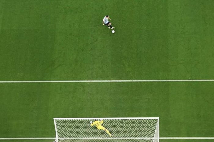 Bàn thắng duy nhất trong hiệp 1 do Messi ghi từ chấm 11m