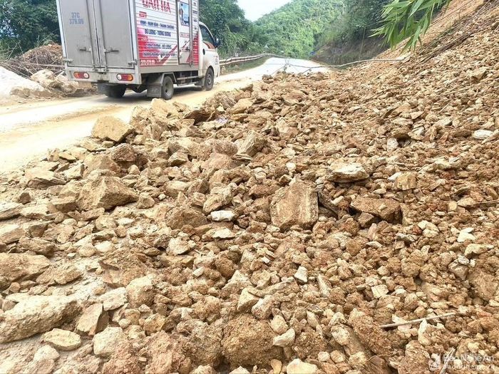 Đất đá sạt lở núi tại dốc Chó vùi lấp lòng đường. Ảnh: Văn Trường