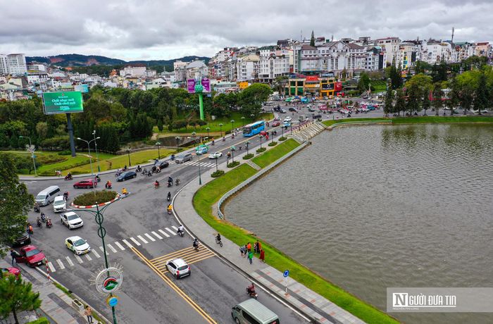 Tp.Đà Lạt đang nóng lên với đỉnh nhiệt độ có lúc vượt ngưỡng 30 độ C gây nên tình trạng oi bức khó chịu. Một trong những nguyên nhân là do sự phát triển “nóng” của các nhà kính.