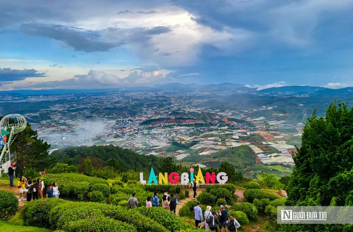 Do vậy, dù mưa to nhưng bên trong nhà kính đất khô, đồng nghĩa với việc nước không thấm xuống lòng đất bổ sung nước cho các túi nước, túi bùn dưới lòng Thành phố này, khiến túi nước, túi bùn bị xẹp, dẫn đến hệ lụy bị sụt lún. Việc làm mất túi chứa nước tự nhiên còn khiến một số nơi tại khu trung tâm như: đường Phan Đình Phùng, Nguyễn Công Trứ, Ngô Văn Sở, Tô Ngọc Vân, Mạc Đĩnh Chi, Trương Văn Hoàn, Cách mạng Tháng Tám… bị ngập nặng khi mưa và kéo dài vài ngày chưa rút hết nước. Điều cần nói thêm, khi diện tích nhà lưới, nhà kính giăng mắc khắp nơi làm ảnh hưởng đến mỹ quan đô thị. Trước đây, mọi người thích ra rìa Tp.Đà lạt ngắm nhìn thung lũng, rừng thông và những mảng xanh tự nhiên từ trên cao, nay chỉ nhìn thấy bạt ngàn màu trắng xóa của các mái nhà kính. Khách du dịch trong và ngoài nước đến Tp.Đà Lạt để tận hưởng không khí lạnh trên cao nguyên, cảnh quan thơ mộng và sự tĩnh lặng, không phải đến để xem nhà kính.
