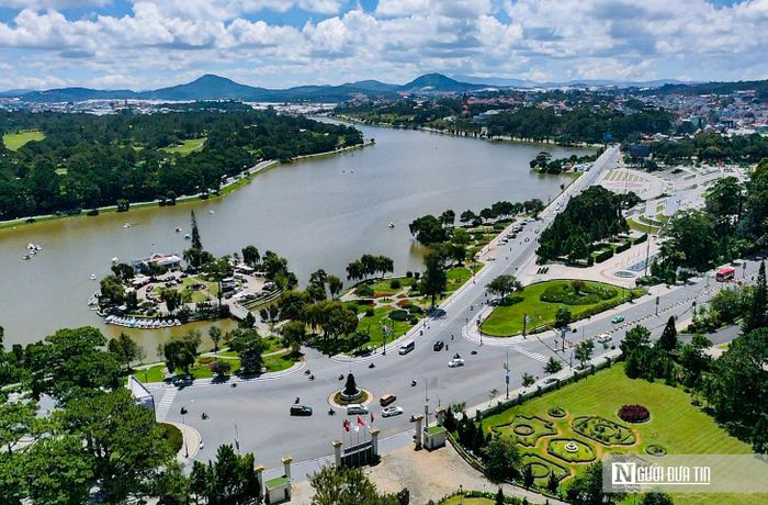 Trước thực trạng này, UBND tỉnh Lâm Đồng đã chỉ đạo sau năm 2030, các phường ở Tp.Đà Lạt sẽ triệt tiêu để không còn nhà kính. Chủ trương này ngay lập tức trở thành chủ đề nóng trên các diễn đàn khoa học, hội thảo và dư luận xã hội. Việc xóa bỏ hay duy trì nhà kính là vấn đề lớn, khó, cần nghiên cứu thật kỹ lưỡng để có được giải pháp hợp tình, hợp lý. Có nhiều ý kiến cho rằng phải xóa bỏ càng nhanh càng tốt nhà kính, trả lại mảng xanh cho Tp.Đà Lạt, nhưng xem ra rất khó khả thi.Cho đến nay Đà lạt mới tháo dỡ gần 71,6ha diện tích công trình, nhà kính, nhà lưới do làm trên đất quy hoạch lâm nghiệp, do không phải đất nông nghiệp nên cưỡng chế tháo bỏ được. Còn trên đất quy hoạch nông nghiệp là không thể vì họ canh tác hợp pháp trên đất của họ, không vi phạm đất công và nhà kính là tài sản riêng. 