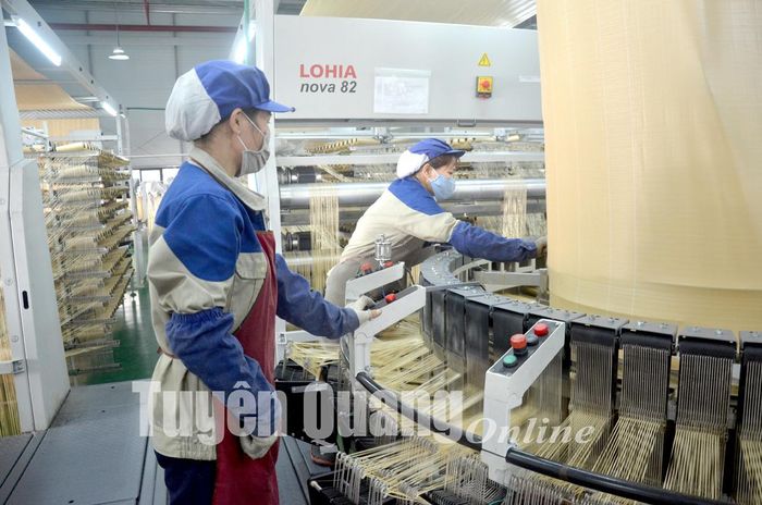 Sản xuất sợi của Công ty TNHH Bao bì DHT tại Cụm Phúc Ứng (Sơn Dương).