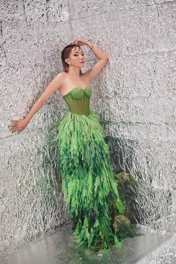 Nữ Diva tái xuất với hình ảnh gợi cảm, quyến rũ.