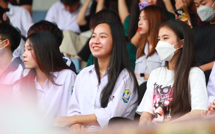 Đông đảo khán giả có mặt tại sân vận động Hoàng Mai cổ vũ các trận đấu