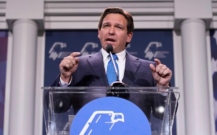  Thống đốc Florida Ron DeSantis phát biểu tại sự kiện hôm 19/11. Ảnh: Reuters. 