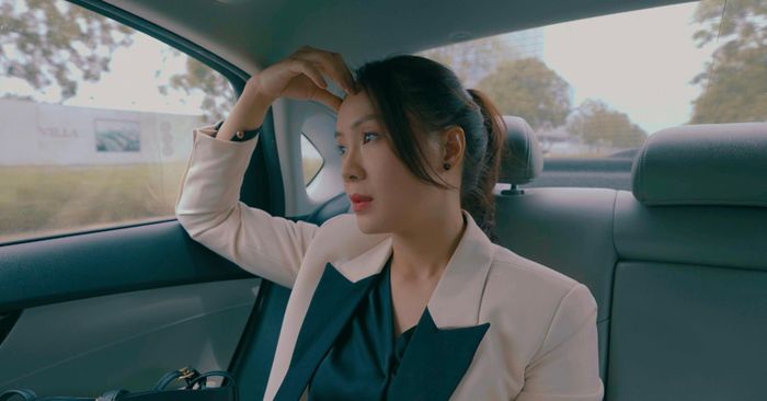 Hồng Diễm đóng vai nữ luật sư Phương. 