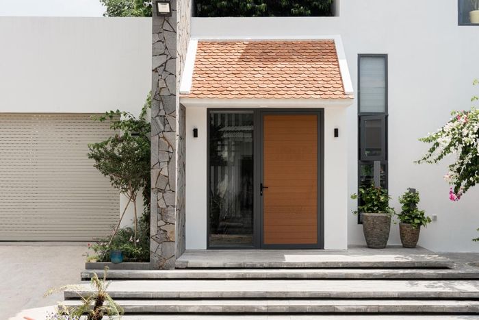 Gia chủ mong muốn một ngôi nhà có sự riêng tư tối đa với bên ngoài. Đồng thời, không gian bên trong cần có sự cởi mở, tạo tương tác giữa các thành viên trong gia đình.