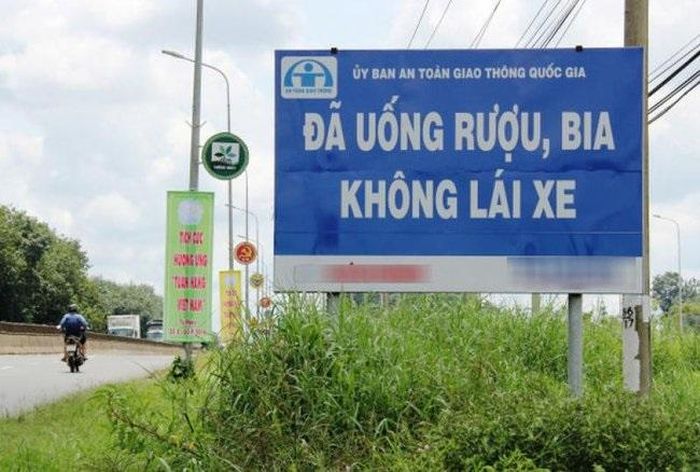 Mọi người dân cần nhận thức rõ tầm quan trọng của việc tuân thủ quy định pháp luật trật tự an toàn giao thông.