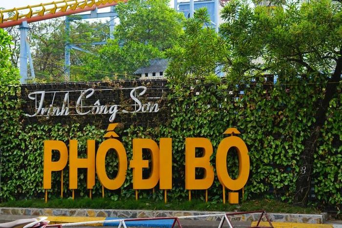 Phố đi bộ Trịnh Công Sơn (quận Tây Hồ, Hà Nội) được xây dựng từ tháng 5/2018 với kỳ vọng trở thành không gian văn hóa đặc sắc thu hút người dân và du khách đến vui chơi cuối tuần.