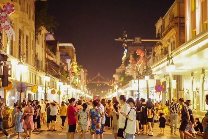 Tuyến phố Tràng Tiền náo nhiệt về đêm