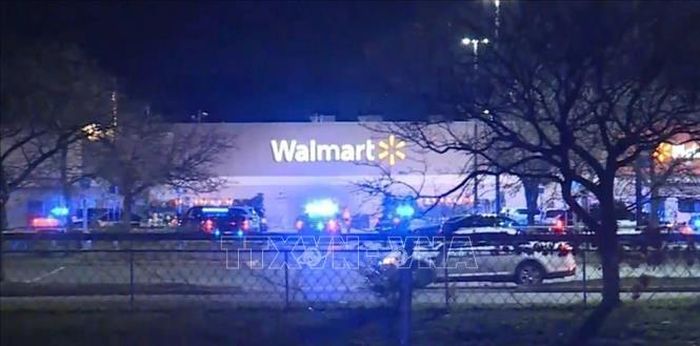Cảnh sát được triển khai tại hiện trường vụ xả súng ở siêu thị Walmart, bang Virginia, Mỹ ngày 23/11/2022. Ảnh: WAVY/TTXVN