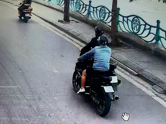 Sau khi đẩy bộ chiếc SH, nam thanh niên được đồng bọn hỗ trợ đẩy phía sau