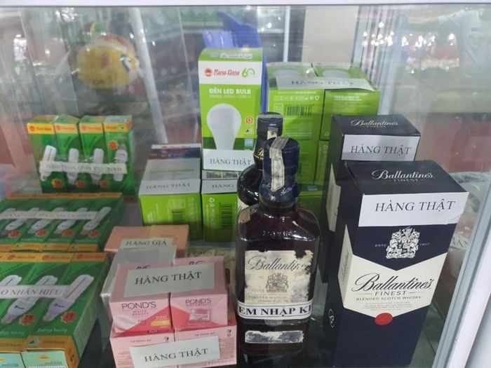 Nhiều gian trưng bày hàng giả được Hội Bảo vệ quyền lợi người tiêu dùng trưng bày để nhận biết