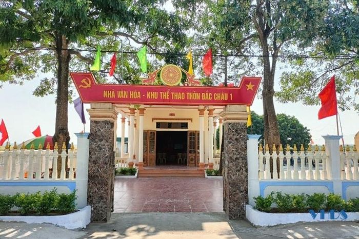 Đặc biệt, từ việc huy động nguồn lực để xây dựng NTM kiểu mẫu, nhiều công trình được đầu tư xây dựng, phục vụ tốt nhu cầu sử dụng của Nhân dân. Trong đó, có công trình nhà văn hóa – khu thể thao thôn.