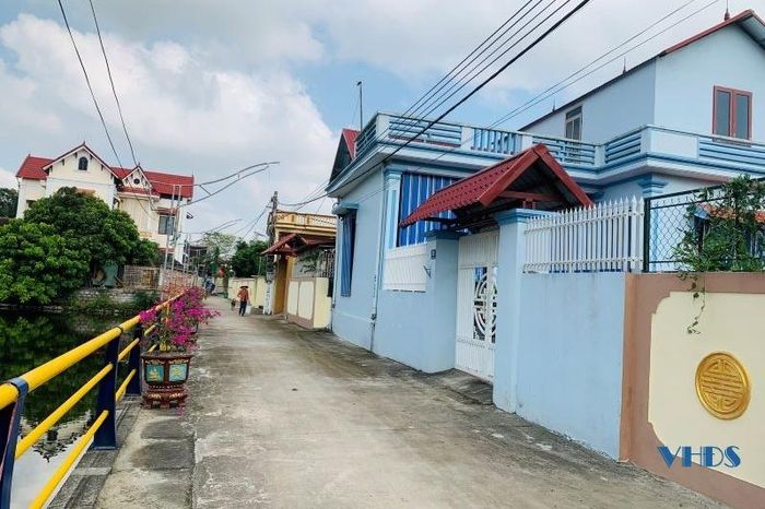 Từ nguồn hỗ trợ của Nhà nước, đóng góp của Nhân dân, nhiều tuyến đường giao thông ở thôn Đắc Châu 1 được đầu tư xây dựng khang trang.