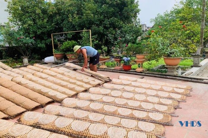 Bên cạnh đó, một số nghề truyền thống như nghề làm bánh đa, bánh đa nem vẫn được người dân duy trì, phát triển.