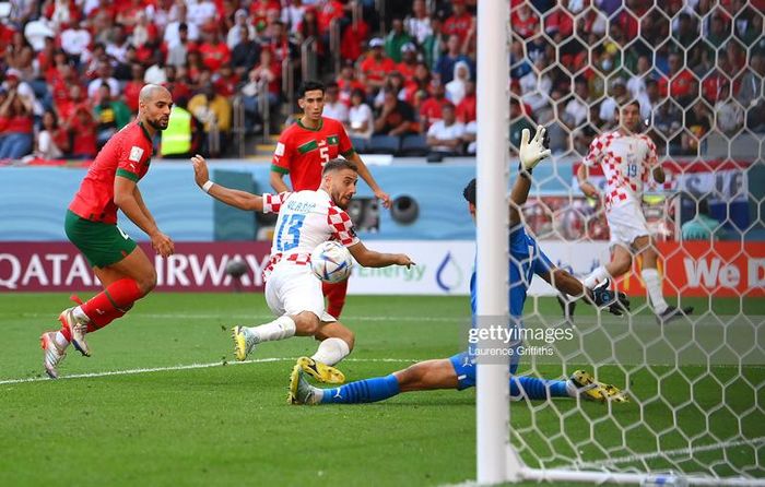 Croatia có pha bóng đáng chú ý nhất hiệp đầu ngay trước giờ nghỉ. Sau đường căng ngang bên cánh trái của Sosa, Vlasic dứt điểm một chạm nhưng không thắng được thủ môn Bono.