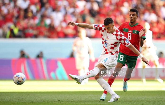Bên kia phần sân, Croatia khó triển khai ý đồ tấn công do vấp phải lối chơi áp sát quyết liệt của đối thủ. Đương kim á quân của giải tìm kiếm bàn thắng từ những cú sút xa hoặc ở các tình huống cố định nhưng đều bất thành.