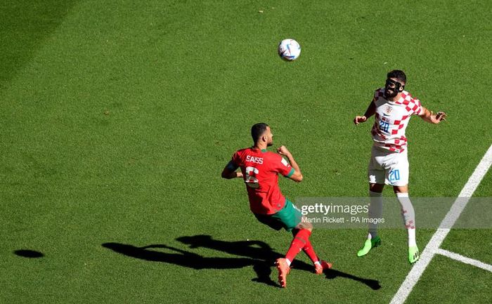 Morocco nhập cuộc khá mơ ngủ khi để mất bóng ngay trước vòng cấm nhưng Saiss đã can thiệp kịp thời. Sau sai sót đầu trận, hàng phòng ngự của đại diện đến từ Bắc Phi chơi tốt để bảo toàn mành lưới.