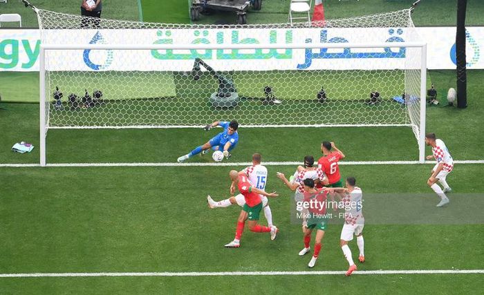 Phút 51, Livakovic phản xạ xuất thần để cản phá cú đánh đầu cận thành của Mazraoui. Tương tự người đồng nghiệp phía Croatia, Bono cũng đổ người kịp thời để cứu thua cho đội nhà ở tình huống phạt góc bên cánh trái chỉ 2 phút sau đó.