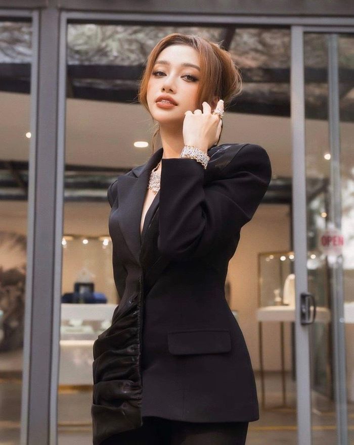  Vân Anh cùng toàn bộ đội ngũ nhân sự làm việc liên tục vẫn không thể hoàn thiện số lượng lớn đơn hàng. 