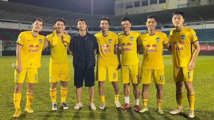  Cầu thủ HAGL chụp ảnh kỷ niệm sau trận đấu cuối cùng trên sân Pleiku mùa giải 2022. 