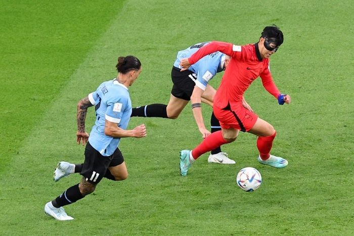  Ở hiệp một, tuyển Hàn Quốc thi đấu tốt hơn Uruguay. Son Heung-min và đồng đội thắng phần lớn các pha tranh chấp tay đôi, nhỉnh hơn về thời gian kiểm soát bóng và số lần dứt điểm. 