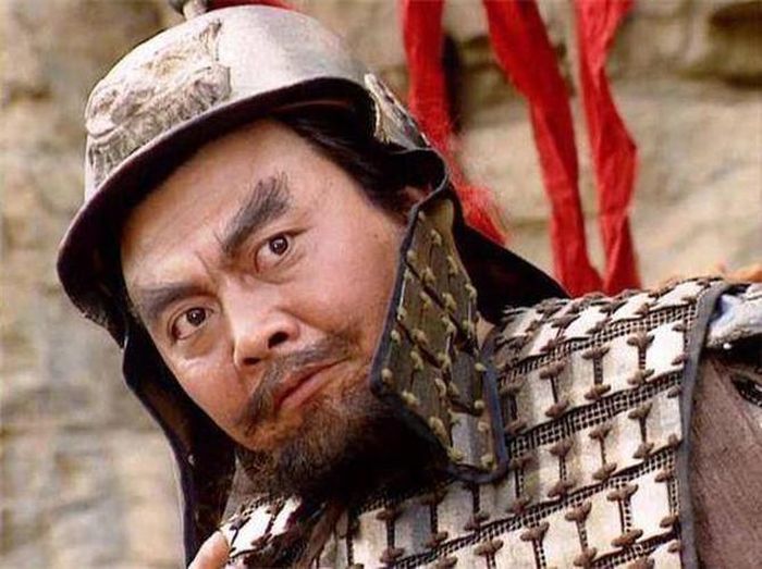Trong khi đó, Lữ Bố không phải vị tướng tài đức vẹn toàn, có nhiều tiếng xấu. Ông từng phản bội, giết chết cha nuôi là Đinh Nguyên, Đổng Trác. Thậm chí, Lữ Bố từng nương nhờ Lưu Bị nhưng về sau lại thừa cơ chiếm lấy Từ Châu...