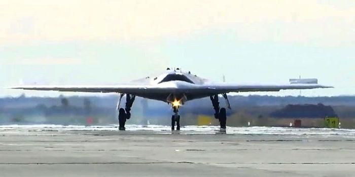 Ở phiên bản cũ của S-70 Okhotnik, mặc dù được phía Nga quảng cáo là có khả năng tàng hình rất tốt, nhưng thực tế các chuyên gia lại cho rằng, việc để lộ hoàn toàn động cơ của máy bay S-70 Okhotnik ra bên ngoài lớp vỏ tàng hình, sẽ khiến nó không thể "trốn" được trên màn hình radar của đối phương.