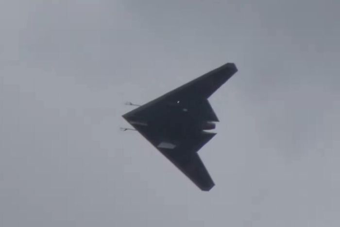Trước đó, phiên bản cũ của S-70 Okhotnik có hệ thống động cơ đặt hoàn toàn bên ngoài máy bay, cho phép nó có khả năng cơ động cực cao với động cơ lực đẩy vector 2.5D hoặc thậm chí là 3D..