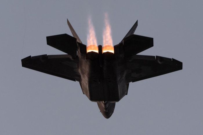Tiêm kích F-22 Raptor của Mỹ từng được coi là "chuẩn mực" của tiêm kích tàng hình thế hệ 5, với việc động cơ được đặt hoàn toàn vào bên trong lớp vỏ tàng hình của máy bay.