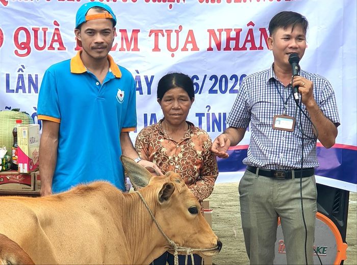 Các thầy xây dựng mô hình tạo sinh kế cho gia đình học trò khó khăn