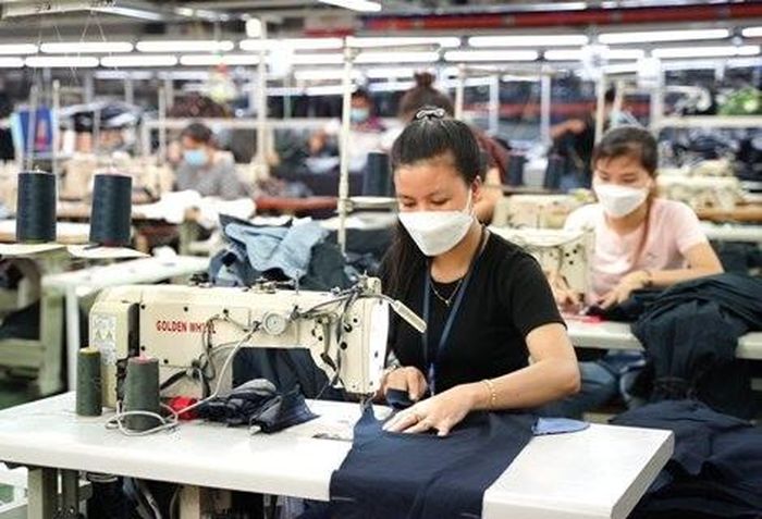 Gia công hàng dệt may xuất khẩu của doanh nghiệp. Ảnh: KT