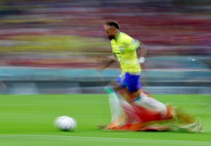  Trước khi rời sân, Neymar là một trong những cái tên chơi hay nhất trên sân. Chính anh thực hiện pha đi bóng qua hàng loạt hậu vệ Serbia trước khi mở ra tình huống mang về bàn mở tỷ số cho tuyển Brazil ở phút 62. 