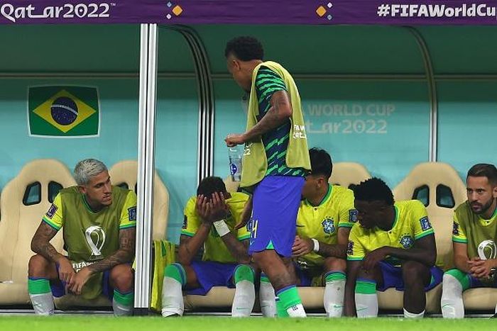  Đội ngũ y tế đã có mặt để kiểm tra tình hình của Neymar. Ngôi sao của PSG đã gặp vấn đề ở cổ chân từ pha va chạm với Nikola Milenkovic trước đó. Tình trạng chấn thương của Neymar chưa được tiết lộ nhưng anh đã bật khóc trên ghế dự bị. 