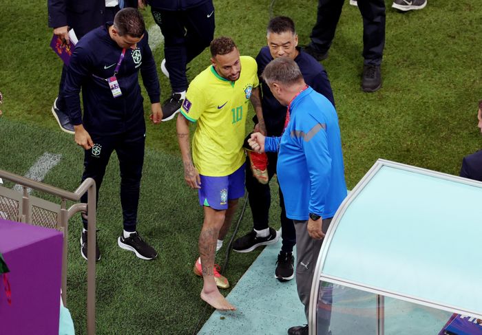  Neymar cởi giày, tất để lộ vùng mắt cá chân phải sưng tấy. Anh nhận được lời hỏi thăm, động viên từ một thành viên ban huấn luyện tuyển Serbia. 