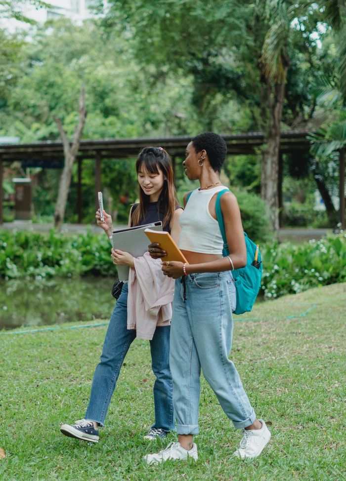 Đề xuất thời gian trò chuyện khác cụ thể hơn là mẹo ứng phó đồng nghiệp nói nhiều hiệu quả. Ảnh: Zen Chun/Pexels. 