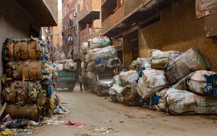  Vào buổi sáng, đàn ông thường tới Cairo và thu gom rác tận nhà. Những người này được gọi là "zabbalee" hay "người rác". Sau đó, họ sẽ vận chuyển rác bằng xe lừa hoặc xe tải tới Manshiyat Naser. Theo truyền thống, đàn ông sẽ đảm nhiệm việc thu gom. Phụ nữ, trẻ em có trách nhiệm phân loại rác. Ảnh: Turistika. 
