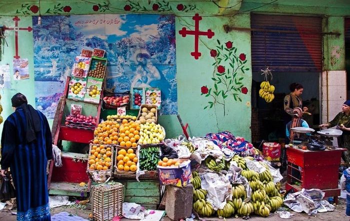  Họ cũng có những sạp hoa quả như bao đường phố khác. Người ở đây hầu như không nói được chút tiếng Anh nào. Ảnh: Flickr. 
