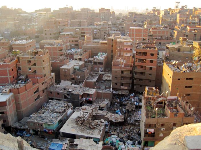  Tất cả rác của Cairo được đổ về Manshiyat Naser. Điều này khiến những con đường ở "thành phố rác" luôn bốc mùi thức ăn ôi thiu, bẩn thỉu. Mùi thối đủ sức "nhấn chìm" những người bên ngoài lần đầu đến Manshiyat Naser. Ảnh: Alamy. 