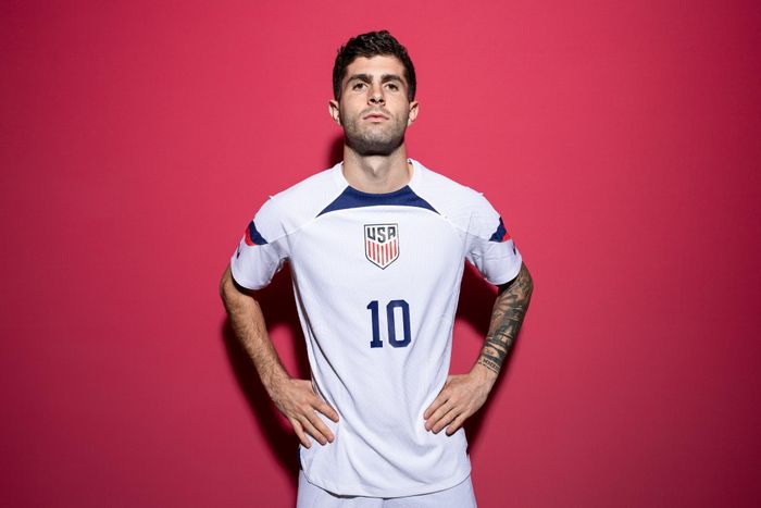  New York Post nhận định áo đấu của Mỹ là "một trong những trang phục đáng thất vọng tại World Cup". Mẫu áo sân nhà có màu sắc đơn điệu. Một số điểm nhấn như phần sọc xanh, đỏ xuất hiện một cách mờ nhạt. Ảnh: The Telegraph. 