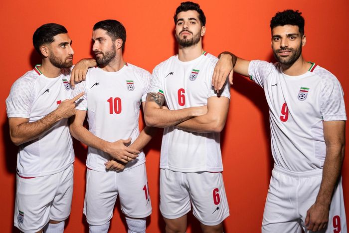  Trang phục thi đấu của Iran cho World Cup 2022 được thực hiện bởi Majid, một nhà sản xuất quần áo thể thao nội địa. Áo sân khách và sân nhà đều khá giống nhau. Tông màu trắng khiến thiết kế bị cho là nhàm chán. Ngoài ra, phần logo in bên ngực trái nhìn kỳ lạ. Ảnh: Nypost. 