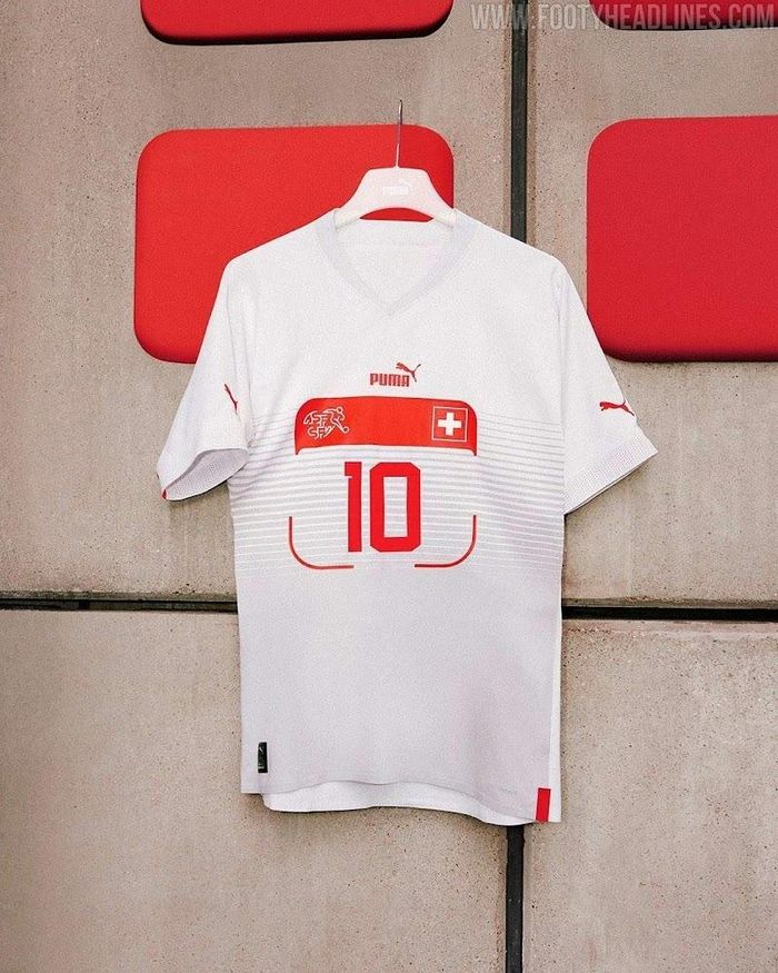 Puma tham dự vào đường đua làm trang phục thi đấu cho World Cup 2022 với mẫu áo của tuyển Thụy Sĩ. Mẫu áo là sự phối hợp giữa tông trắng và đỏ. Tuy nhiên, họa tiết hình vuông giữa áo bị cho là khó hiểu. Ngoài ra, thương hiệu Puma đã tham lam khi chèn quá nhiều logo lên ngực, 2 bên tay áo, quần và tất. Ảnh: Nypost.
