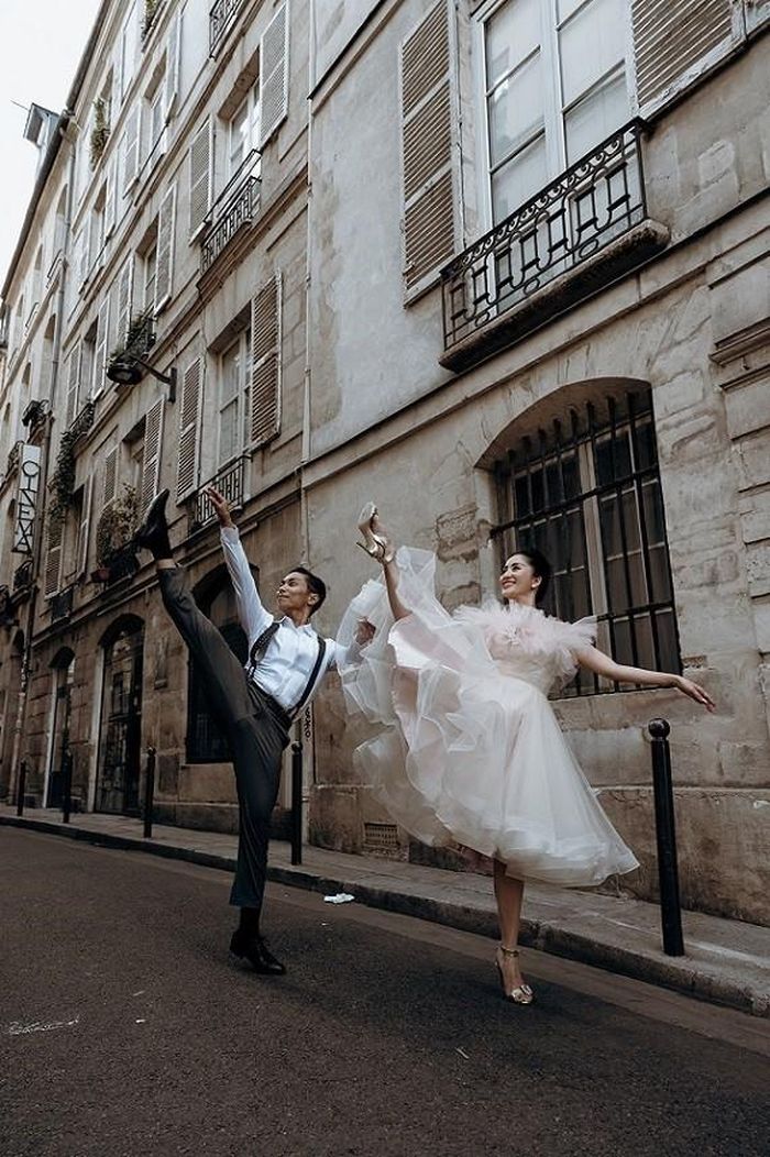 Hai con tim dường như hòa chung một nhịp tại Paris hoa lệ. Đây cũng là thành phố gắn với thời thanh xuân của Khánh Thi, nơi cô du học, làm việc vất vả để nuôi dưỡng đam mê với múa và dancesport.