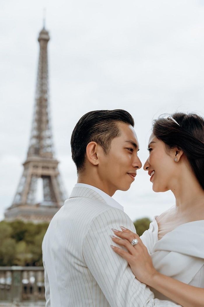 Khánh Thi, Phan Hiển bên tháp Eiffel.