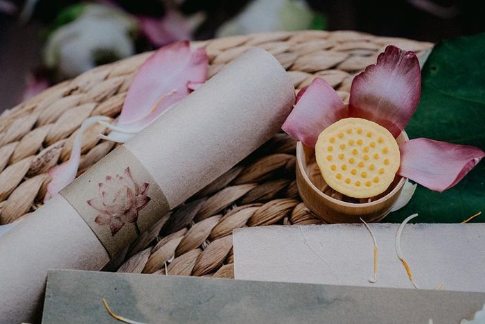 Hình ảnh hoa sen cũng được đưa vào thiệp cưới của Ngọc Hân.