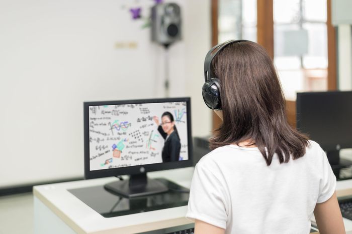 Minh Huyền chọn học online để tiết kiệm thời gian. Ảnh minh họa: Adobe Stock.